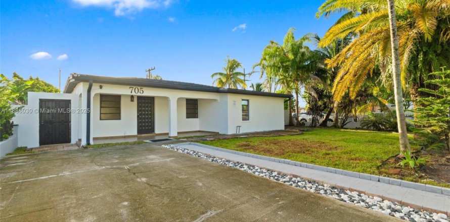 House in Hialeah, Florida 3 bedrooms, 176.51 sq.m. № 1941633