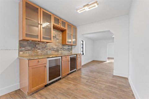 House in Hialeah, Florida 3 bedrooms, 176.51 sq.m. № 1941633 - photo 7