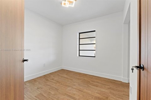 House in Hialeah, Florida 3 bedrooms, 176.51 sq.m. № 1941633 - photo 29