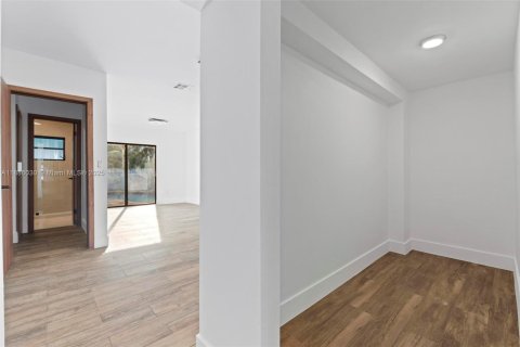 House in Hialeah, Florida 3 bedrooms, 176.51 sq.m. № 1941633 - photo 23