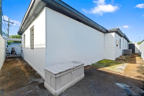 House in Hialeah, Florida 3 bedrooms, 176.51 sq.m. № 1941633 - photo 19