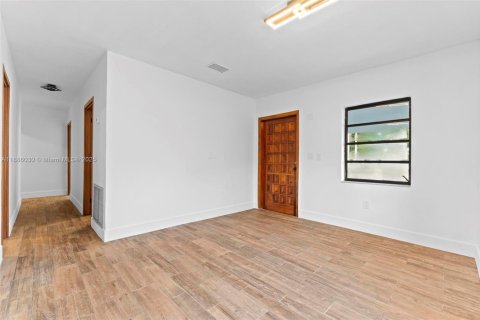 House in Hialeah, Florida 3 bedrooms, 176.51 sq.m. № 1941633 - photo 6