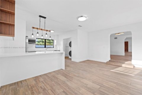 House in Hialeah, Florida 3 bedrooms, 176.51 sq.m. № 1941633 - photo 10