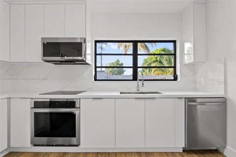 House in Hialeah, Florida 3 bedrooms, 176.51 sq.m. № 1941633 - photo 13