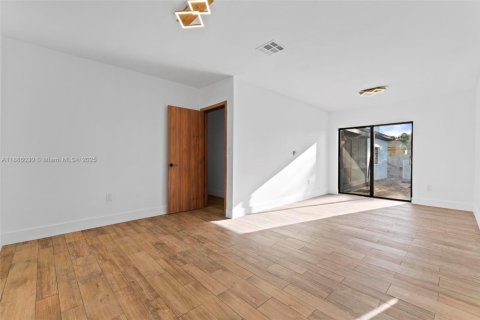 House in Hialeah, Florida 3 bedrooms, 176.51 sq.m. № 1941633 - photo 21