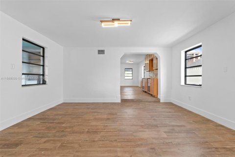 House in Hialeah, Florida 3 bedrooms, 176.51 sq.m. № 1941633 - photo 8