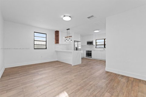 House in Hialeah, Florida 3 bedrooms, 176.51 sq.m. № 1941633 - photo 9