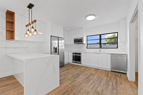 House in Hialeah, Florida 3 bedrooms, 176.51 sq.m. № 1941633 - photo 11