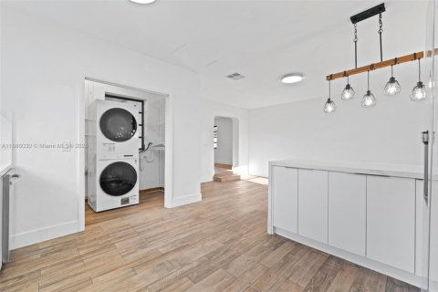 House in Hialeah, Florida 3 bedrooms, 176.51 sq.m. № 1941633 - photo 14