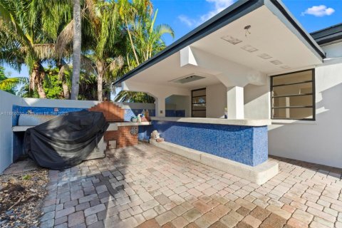 House in Hialeah, Florida 3 bedrooms, 176.51 sq.m. № 1941633 - photo 17