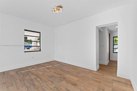 House in Hialeah, Florida 3 bedrooms, 176.51 sq.m. № 1941633 - photo 20