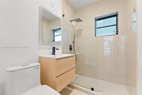 House in Hialeah, Florida 3 bedrooms, 176.51 sq.m. № 1941633 - photo 28