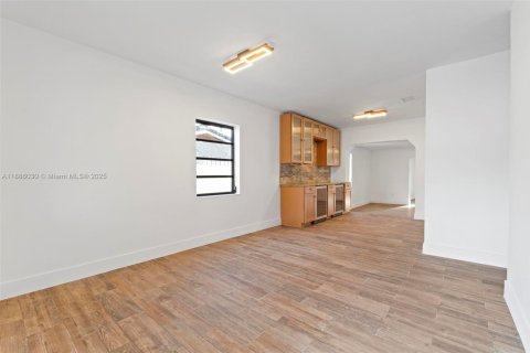 House in Hialeah, Florida 3 bedrooms, 176.51 sq.m. № 1941633 - photo 5