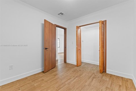 House in Hialeah, Florida 3 bedrooms, 176.51 sq.m. № 1941633 - photo 27