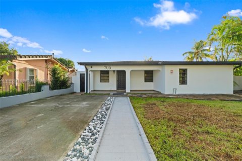 House in Hialeah, Florida 3 bedrooms, 176.51 sq.m. № 1941633 - photo 3