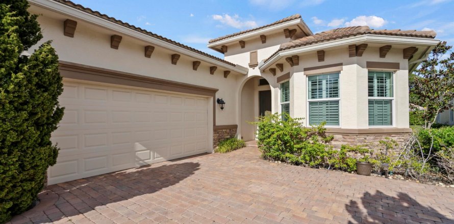 House in Port St. Lucie, Florida 3 bedrooms, 171.13 sq.m. № 2253389
