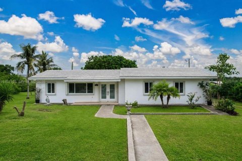 House in Homestead, Florida 3 bedrooms, 143.53 sq.m. № 2318618