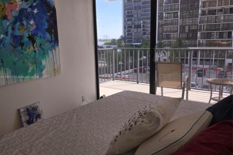 House in Miami, Florida 1 bedroom, 80.64 sq.m. № 1891431 - photo 8