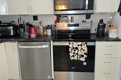 House in Miami, Florida 1 bedroom, 80.64 sq.m. № 1891431 - photo 2