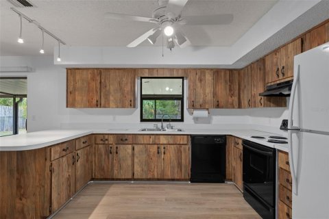 House in Crystal River, Florida 4 bedrooms, 155.33 sq.m. № 2212186 - photo 14