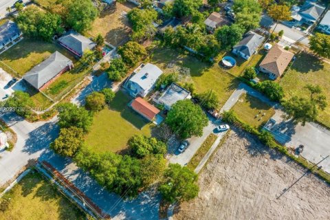 Commercial property in Miami, Florida 315.5 sq.m. № 2249489 - photo 3