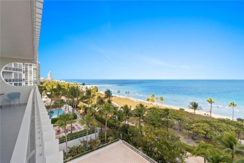 Condo in Bal Harbour, Florida, 3 bedrooms  № 1714836 - photo 1