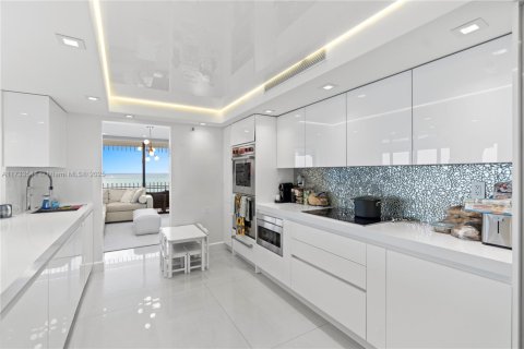 Condo in Bal Harbour, Florida, 3 bedrooms  № 1714836 - photo 14