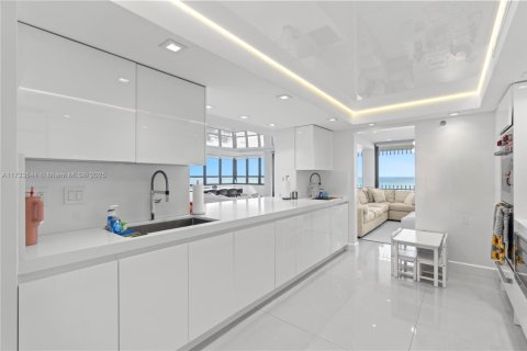 Condo in Bal Harbour, Florida, 3 bedrooms  № 1714836 - photo 15