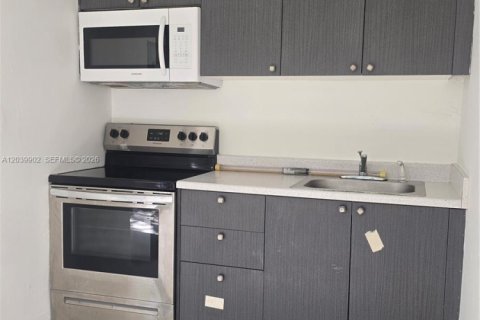 House in Dania Beach, Florida 1 bedroom № 2089580 - photo 2