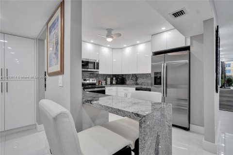 Condo in Hollywood, Florida, 2 bedrooms  № 1741440 - photo 17