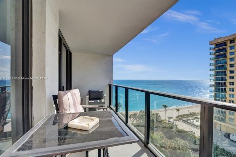 Condo in Hollywood, Florida, 2 bedrooms  № 1741440 - photo 2