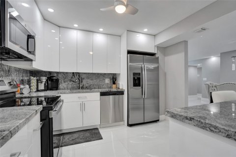 Condo in Hollywood, Florida, 2 bedrooms  № 1741440 - photo 13