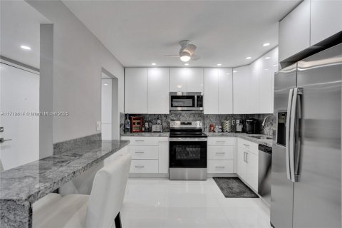 Condo in Hollywood, Florida, 2 bedrooms  № 1741440 - photo 19