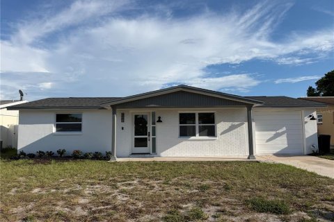 House in Port Richey, Florida 2 bedrooms, 100.33 sq.m. № 2133385