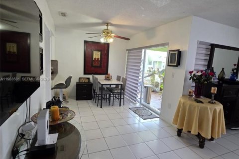 Copropriété à louer à Miami, Floride: 1 chambre, 71.26 m2 № 2047683 - photo 2