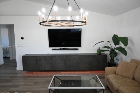 House in Port St. Lucie, Florida 3 bedrooms, 172.98 sq.m. № 2024878 - photo 9