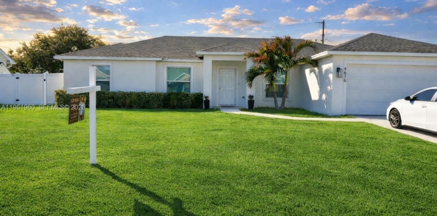 House in Port St. Lucie, Florida 3 bedrooms, 172.98 sq.m. № 2024878