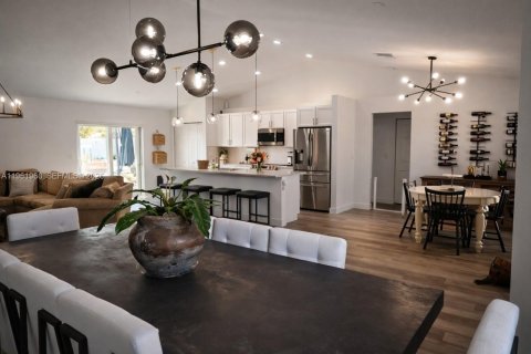 House in Port St. Lucie, Florida 3 bedrooms, 172.98 sq.m. № 2024878 - photo 4