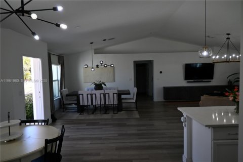 House in Port St. Lucie, Florida 3 bedrooms, 172.98 sq.m. № 2024878 - photo 15