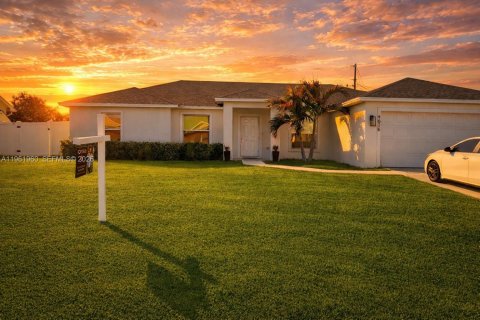 House in Port St. Lucie, Florida 3 bedrooms, 172.98 sq.m. № 2024878 - photo 3