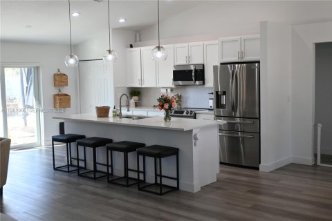 House in Port St. Lucie, Florida 3 bedrooms, 172.98 sq.m. № 2024878 - photo 11