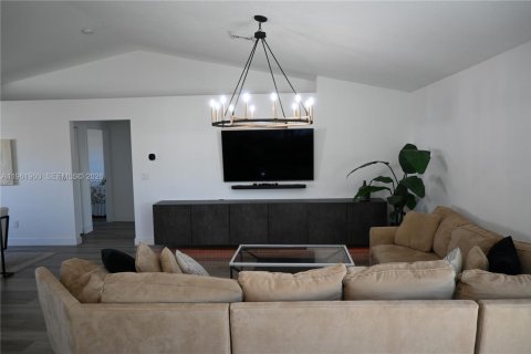 House in Port St. Lucie, Florida 3 bedrooms, 172.98 sq.m. № 2024878 - photo 10