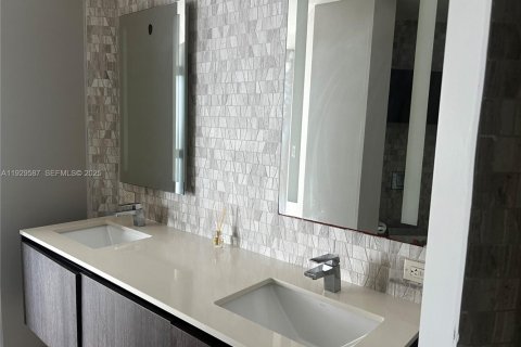 Condo in Miami, Florida, 2 bedrooms  № 1988434 - photo 12