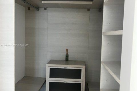 Condo in Miami, Florida, 2 bedrooms  № 1988434 - photo 15