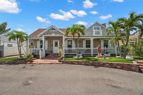 House in Clearwater, Florida 5 bedrooms, 335.66 sq.m. № 1632470 - photo 1