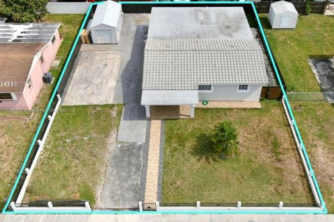 House in Miami, Florida 4 bedrooms, 148.27 sq.m. № 1890492 - photo 21