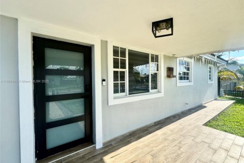 House in Miami, Florida 4 bedrooms, 148.27 sq.m. № 1890492 - photo 2