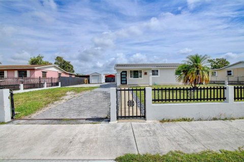 House in Miami, Florida 4 bedrooms, 148.27 sq.m. № 1890492 - photo 1