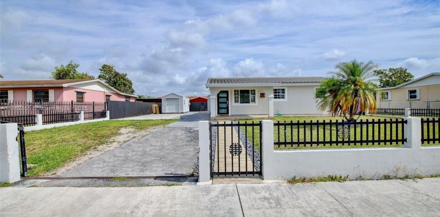 House in Miami, Florida 4 bedrooms, 148.27 sq.m. № 1890492