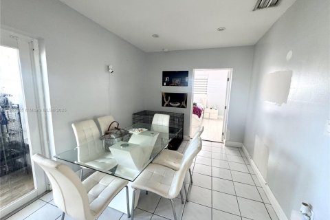 House in Miami, Florida 4 bedrooms, 148.27 sq.m. № 1890492 - photo 20